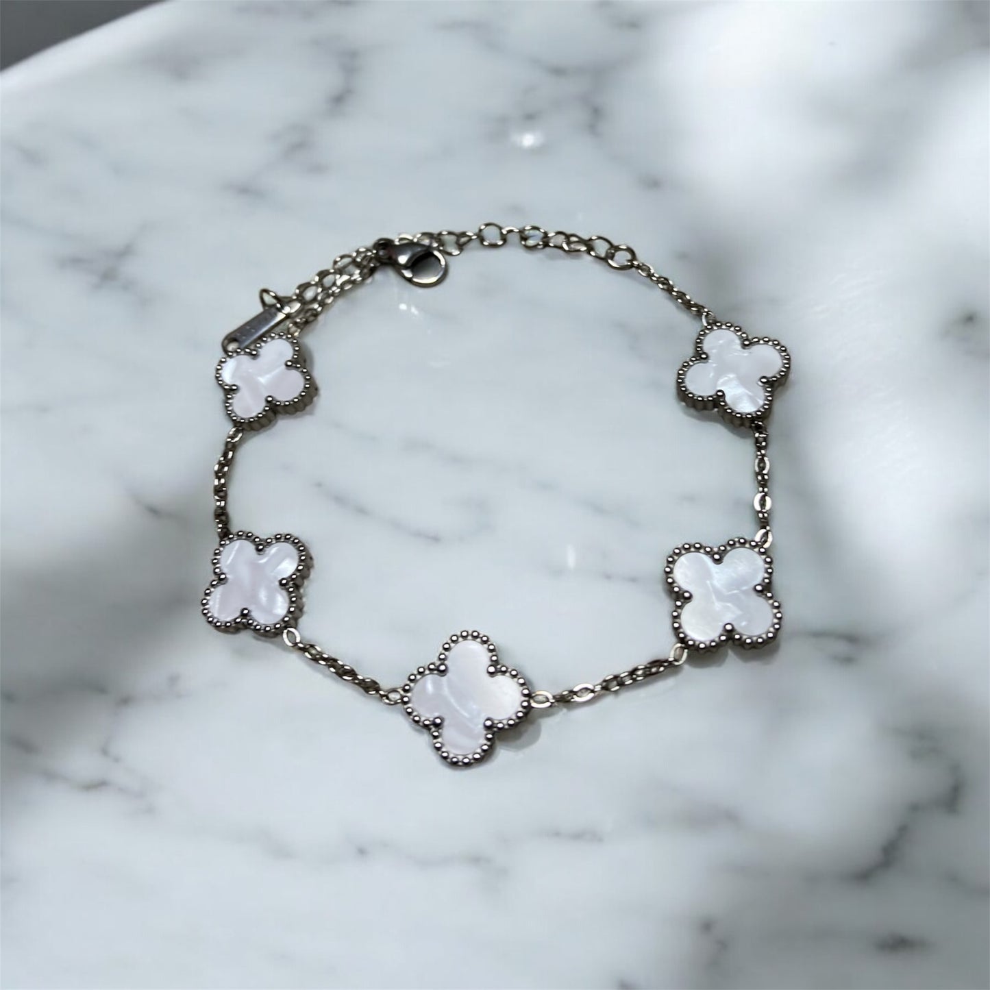 pulsera de trebol van cleef blanca con cadena plateada