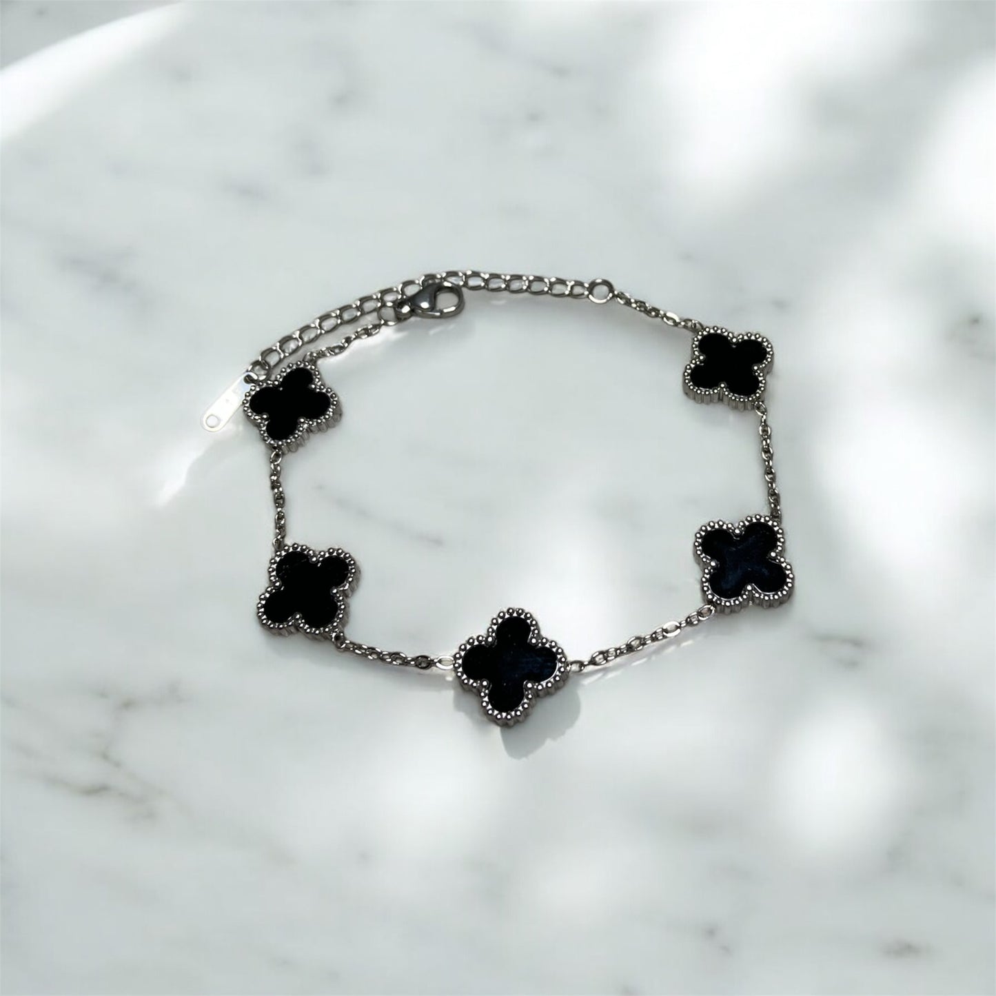 pulsera de trebol van cleef negra con cadena plateada