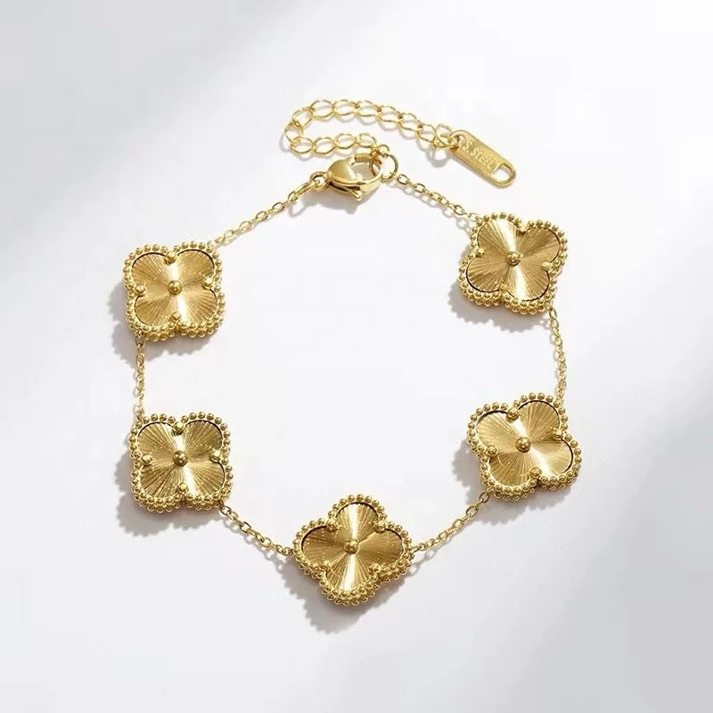 pulsera de trebol van cleef dorada
