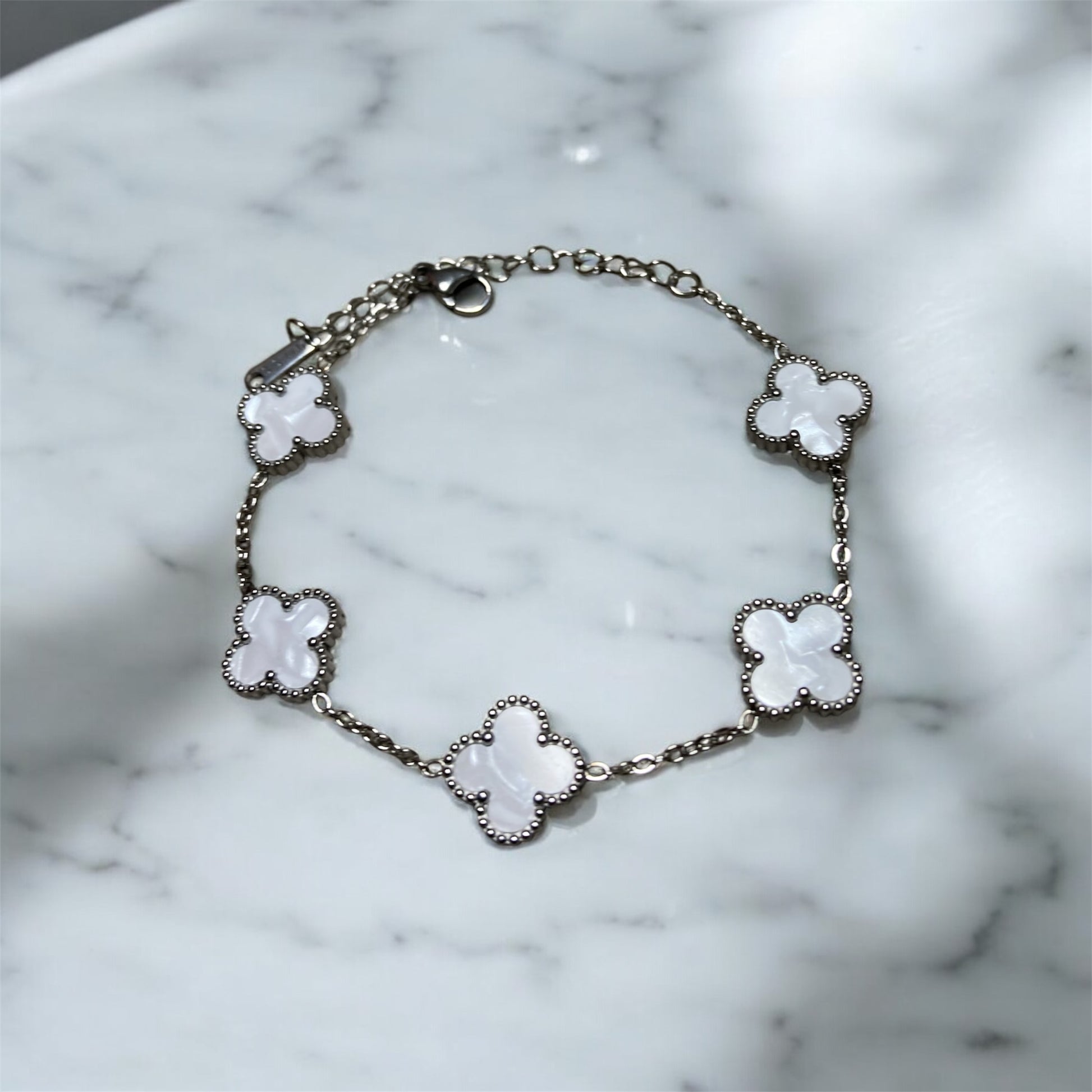 pulsera de trebol van cleef blanca con cadena plateada