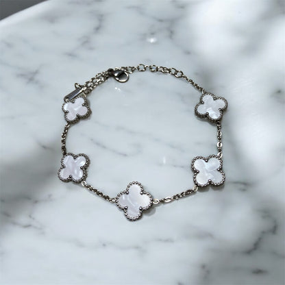 pulsera de trebol van cleef blanca con cadena plateada